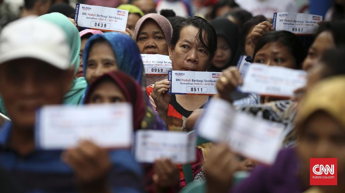Saat Warga Sambut Paket Sembako Jokowi