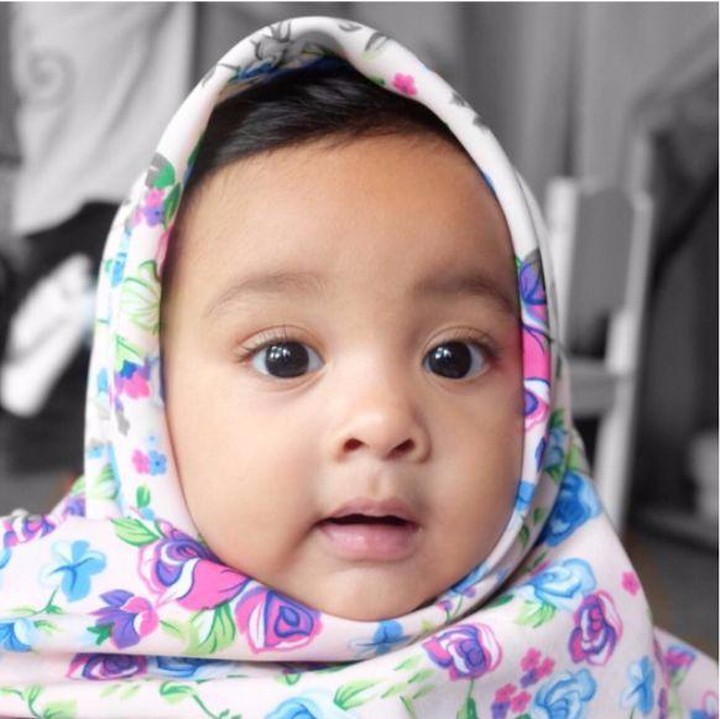 <div>Anak kedua pasangan selebriti Shireen Sungkar dan Teuku Wisnu ini cantik banget ya Bunda. Namanya Cut Hawa Medina Al Fatih. Matanya yang besar bersinar makin menambah imut penampilannya yang dibalut kerudung. Emesssh! (Foto: Instagram Shireen Sungkar)</div>
