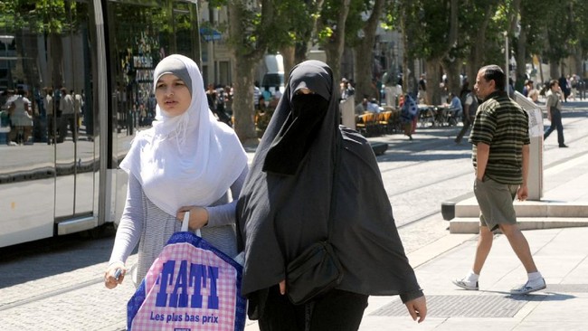 Prancis bakal melarang penggunaan abaya atau gaun yang kerap dipakai perempuan Muslim di sekolah dan lembaga pendidikan lainnya.