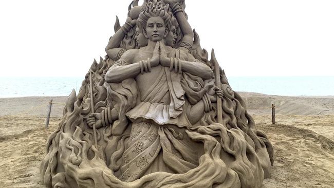 Seorang seniman Jepang mampu membuat patung bertemakan mitologi atau antik dengan amat detail hanya terbuat dari pasir pantai. Kemampuannya sudah diakui dunia.