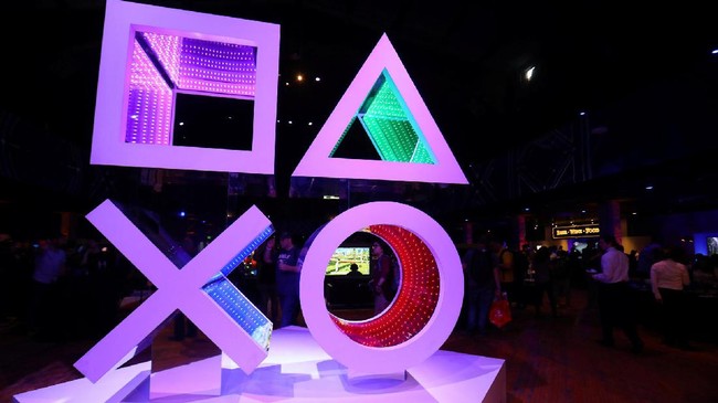 Dari akun media sosial yang diretas, mereka mengirimkan cuitan yang mengimbau PlayStation untuk mengontak mereka. 