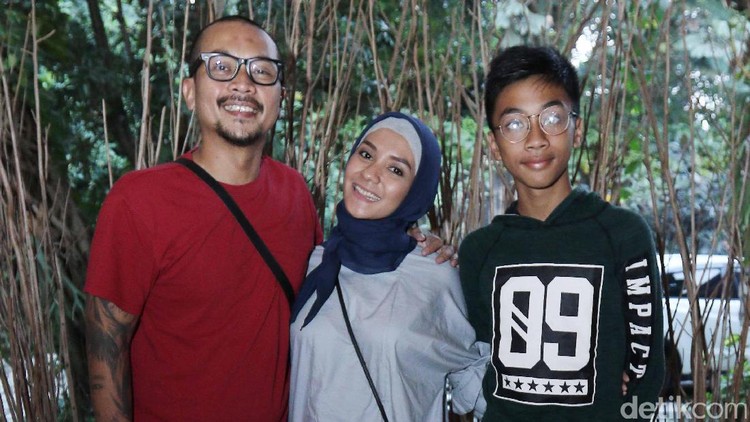 Salah satu yang bikin seorang ibu semangat adalah suaminya sendiri. Pun bagi Enno Lerian.