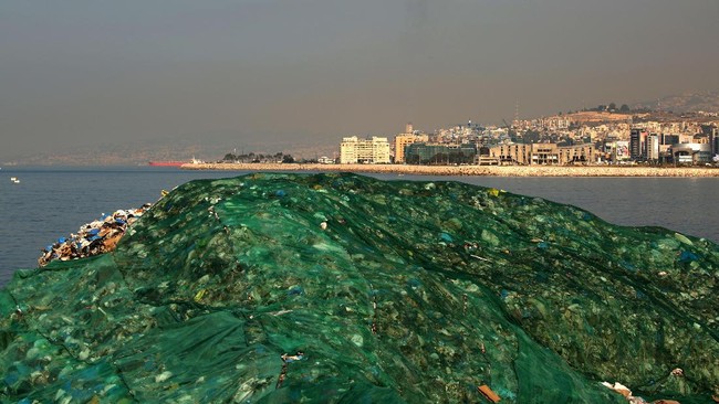 Warga memprotes pemerintah yang membuat kesepakatan berisikan izin bagi salah satu perusahaan swasta untuk membuang limbah ke laut di pinggiran Beirut.
