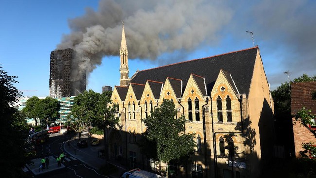 Warga memprotes pemerintah kota London terkait pengamanan gedung Grenfell Tower yang terbakar dan menewaskan 17 orang.
