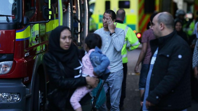 Korban tewas dalam kebakaran hebat di apartemen Grenfell Tower terus meningkat. Jumat (16/6) polisi mengonfirmasi korban jiwa bertambah menjadi 30 orang.