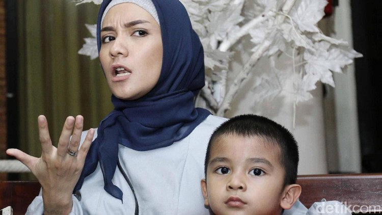 Saat ini Enno Lerian sedang hamil lagi. Dia punya cerita soal menggendong anak-anaknya.