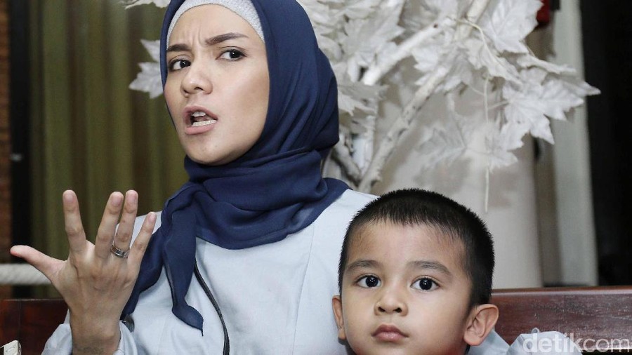 Cerita Enno Lerian Soal Menggendong Anak-anaknya
