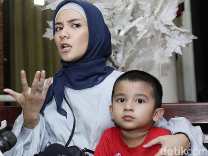 Cerita Enno Lerian Soal Menggendong Anak-anaknya