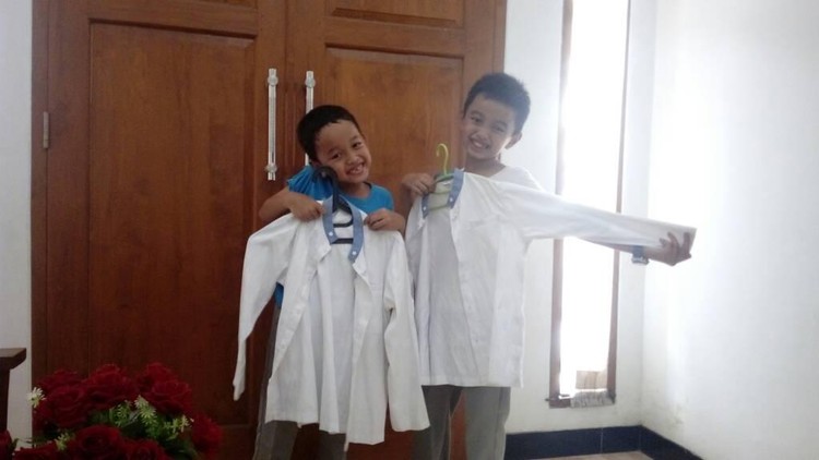 Saat Lebaran tiba, sering kali diidentikkan dengan baju baru. Nah, tiap lebaran tiba, haruskah anak dibelikan baju baru?