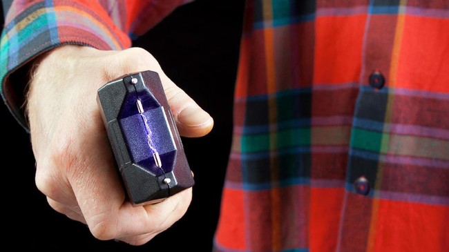 Meski efektif, izin penggunaan stun gun juga punya dampak negatif karena hal itu bisa dimanfaatkan oleh penjahat untuk melakukan kejahatannya.