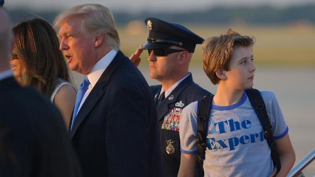 Kaus abu-abu tertuliskan The Expert yang dikenakan Barron Trump saat pindah ke Gedung Putih diminati banyak orang. Hanya selang sehari, kaus habis terjual.