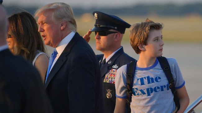 Video anak Donald Trump, Barron Trump, saat masih kecil kembali viral di media sosial menyusul kemenangan sang ayah dalam Pilpres pada awal November.