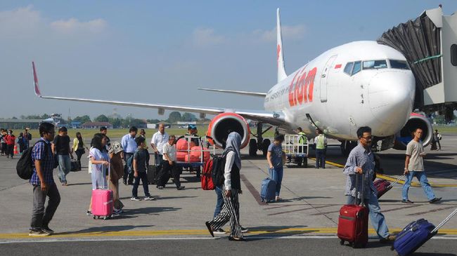 Penumpang Pesawat Naik Tembus 303 Ribu Jelang Larangan Mudik AP I mencatat trafik atau pergerakan penumpang mencapai 303.707 orang pada 30 April, 1 Mei, dan 2 Mei 2021.