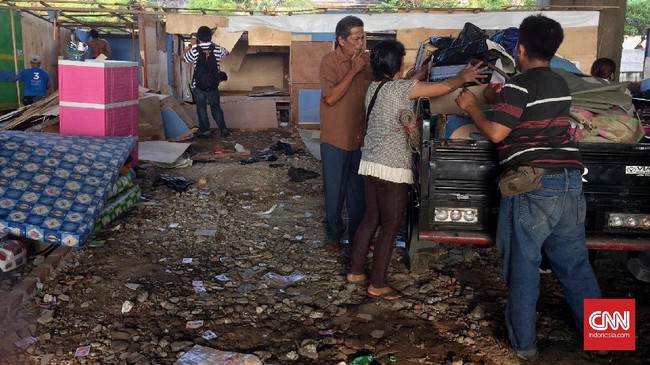 Warga tak menghalangi penggusuran bangunan liar di bawah kolong tol di kawasan Kalijodo. Mereka hanya berusaha menyelematkan barang-barang rumah tangga.