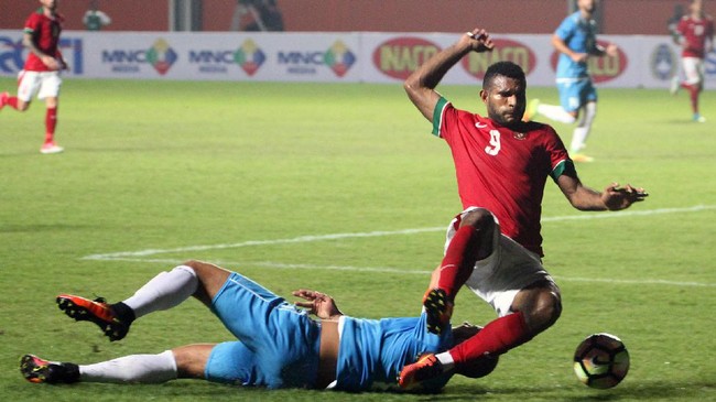 Marinus Manewar mengaku tak merasa bersaing dengan Ezra Walian di lini depan Timnas Indonesia U-22 untuk SEA Games 2014.