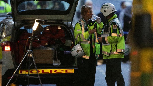 Polisi menyebut korban kebakaran apartemen Grenfell Tower di Kensington, London, bisa mencapai 100 orang, karena banyak penghuni yang terperangkap.