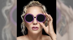 Lady Gaga Jualan Limun Teh Hijau Sambil Beramal