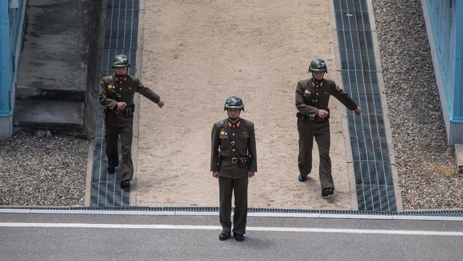 Militer Korsel lagi-lagi melepaskan tembakan peringatan setelah beberapa tentara Korea Utara melintasi perbatasan pada Kamis (20/6) pagi.