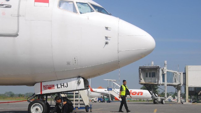 Hingga siang hari H-2 lebaran 2019, penumpang datang di Bandara Adi Soemarmo cuma 1.636 orang. Padahal, H-2 lebaran 2018 jumlahnya mencapai 7.511 orang.