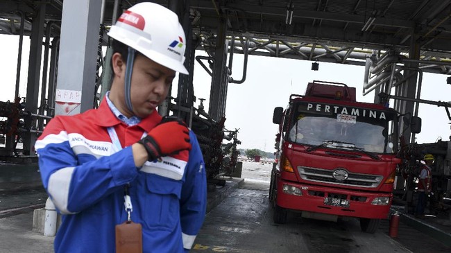 Pertamina menegaskan penambahan pasokan dilakukan untuk mengantisipasi peningkatan kebutuhan BBM jenis bensin dan solar, khsusnya bensin yang naik 26,3 persen.