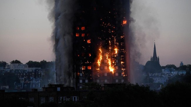 Kebakaran besar terjadi di sebuah kompleks apartemen setinggi 27 lantai di London barat. Sebanyak 30 orang dilarikan ke rumah sakit karena terluka.
