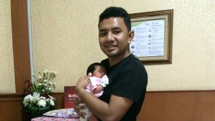 Bayi jangan sering-sering digendong, nanti bau tangan. Ah apa iya menunjukkan kasih sayang ke si kecil dengan menggendongnya bisa bikin dia 'bau tangan'?