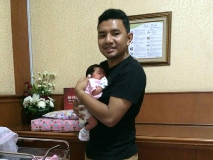Bunda Perlu Tahu, Sering Digendong Nggak Bikin Bayi 'Bau Tangan' Kok