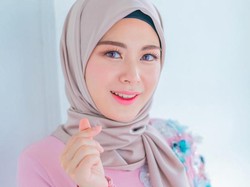 Mudik ke Korea Saat Pandemi Corona, Ayana Moon Pakai Jas Hujan