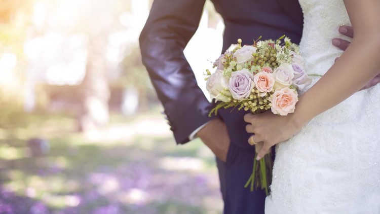 Bride holding bouquet.