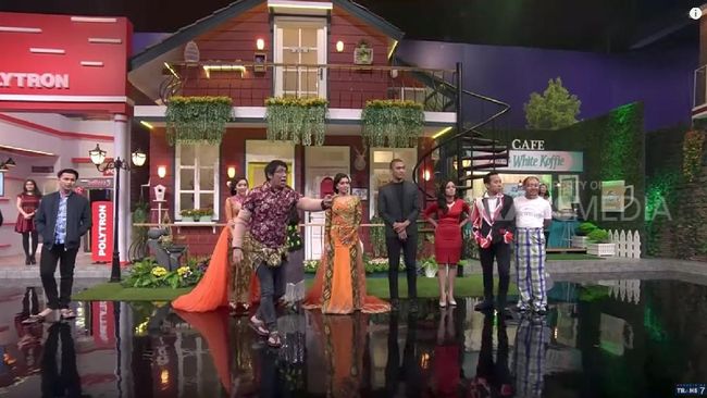 Sejumlah stasiun televisi berlomba menayangkan acara-acara Ramadan yang umumnya berbalut komedi. Namun, acara ini dianggap minim bermuatan konten islami.