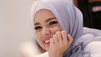 7 Tahun Hijrah, Dewi Sandra: Belajar Agama Itu Harus Menolkan Diri