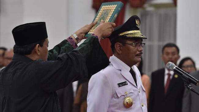Usulan Gubernur DKI Jakarta Djarot Saiful Hidayat soal pemilihan gubernur oleh DPRD dinilai tidak tepat karena berpotensi pada praktik korupsi dan kolusi.