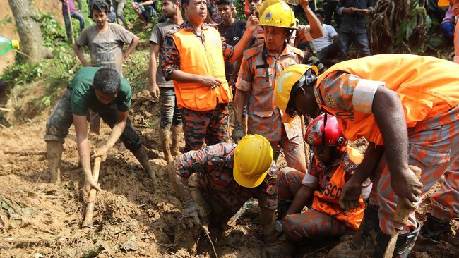 Sebanyak 15 orang meninggal dan 45 orang terluka akibat longsor di kawasan penambangan batu giok Hpakant, Sabtu (14/7).