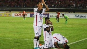 Libur Latihan, Bali United Kunjungi Pengungsi Gunung Agung