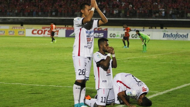 Para penggawa Bali United menghabiskan libur sehari dengan mengunjungi para pengungsi letusan Gunung Agung. Mereka membagikan bantuan kepada pengungsi.