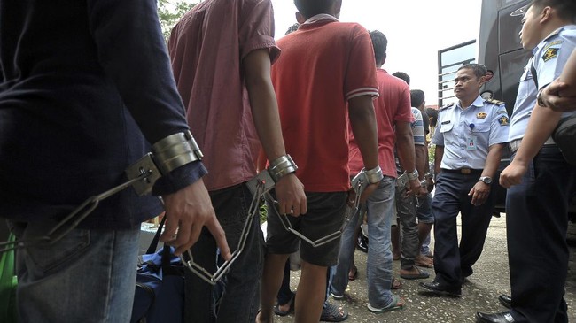 Sebanyak 18 tahanan Polsek Medan Labuhan, Kota Medan, Sumatera Utara melarikan diri dengan cara merusak pintu sel tahanan.