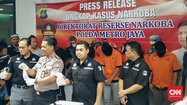 Polisi menemukan alat hisap narkotika saat menangkap NWP di kamar hotel. Di kamar itu juga ada seorang wanita berusia 19 tahun yang diduga calon istrinya.