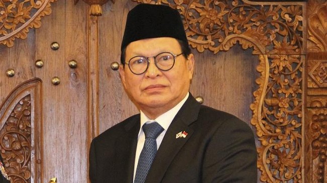 Dalam surat keterangan resmi OJK yang diperoleh CNNIndonesia.com, John A. Prasetio ditunjuk menjadi komisaris utama menggantikan Robinson Simbolon.