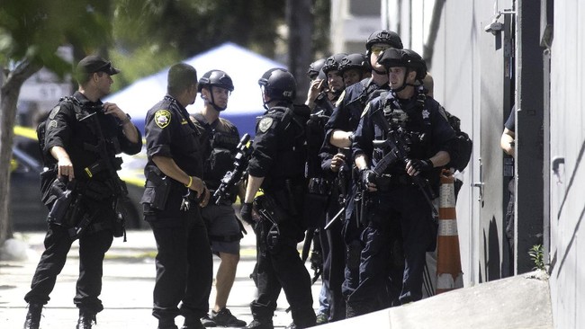 Polisi menyebut sebanyak enam orang tertembak dan empat diantaranya tewas, termasuk pelaku, dalam insiden penembakan di Gedung UPS San Francisco.