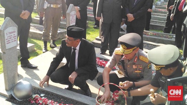 Djarot berharap seluruh pejabat dan pegawai Pemprov DKI Jakarta semakin memahami dan selalu mengingat sejarah pemerintahan di ibu kota melalui ziarah.
