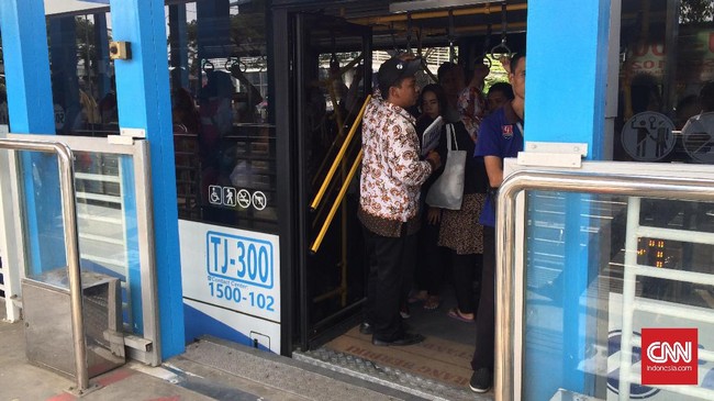 Manajemen PT Transportasi Jakarta akan membentuk tim khusus untuk mengkaji aturan kepegawaian. Rencananya, tim khusus ini terdiri dari berbagai lembaga.