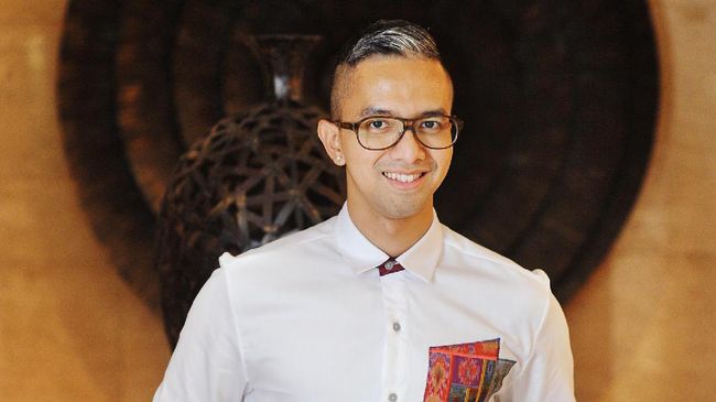 Setelah kebaya karya desainer Anne Avantie yang dipakai sebagai seragam awak kabin maskapai Indonesia, kini giliran tenun yang dibawa 'terbang' ke seluruh dunia