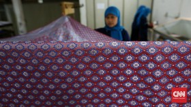 Melihat Proses di Balik Pembuatan Kain Tenun