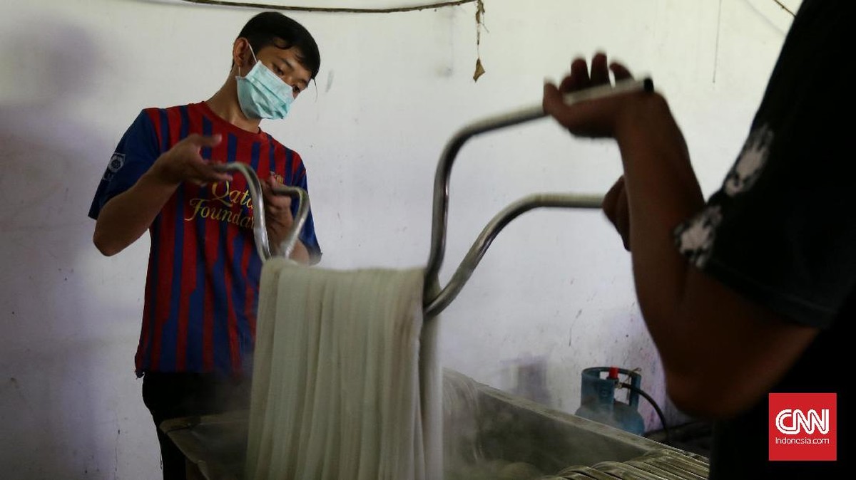 Melihat Proses di Balik Pembuatan Kain Tenun