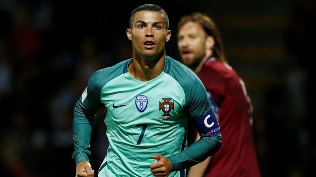 Penyerang Meksiko Hirving Lozano tak menampik kehebatan Cristiano Ronaldo. Namun, ia menganggap sepak bola bukan permainan individu.