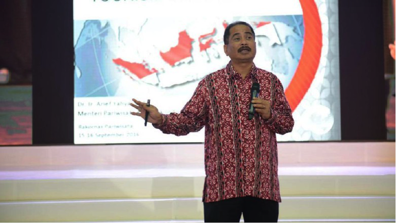 Menteri Pariwisata Arief Yahya tak hanya memajukan pariwisata Indonesia melalui pembenahan destinasi wisata, tetapi juga lewat kualitas SDM.
