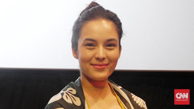 Aktris Chelsea Islan dilamar Rob Clinton Kardinal, kekasihnya, pada Selasa (26/10). 