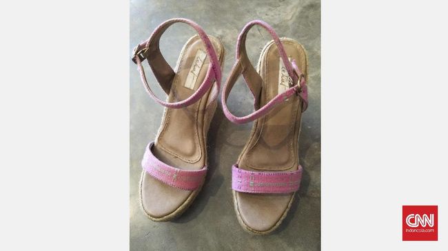 Dengan tekstur bahan tebal dan sedikit kaku, aplikasi tenun justru membuatnya bisa lebih fleksibel ke desain sepatu, tas, aksesoris perhiasan sampai topi.