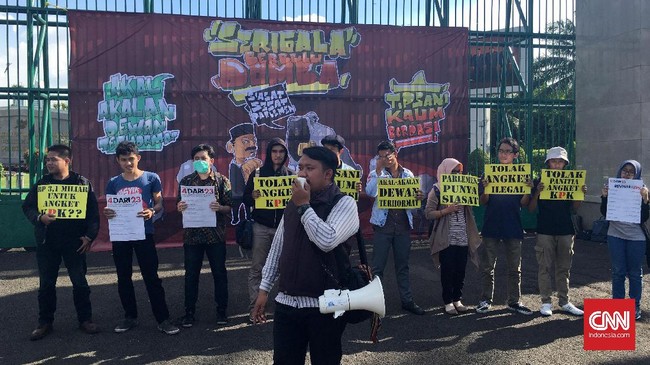 Aktivis ICW Donald Fariz yang turut dalam aksi mengatakan, hak angket KPK akan melemahkan lembaga antirasuah. Dia menggelar aksi untuk melawan hak angket.