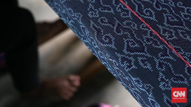 Selain kreativitas, penggunaan media sosial juga dinilai jadi cara paling ampuh untuk menumbuhkan rasa cinta pada kain tradisional Indonesia.